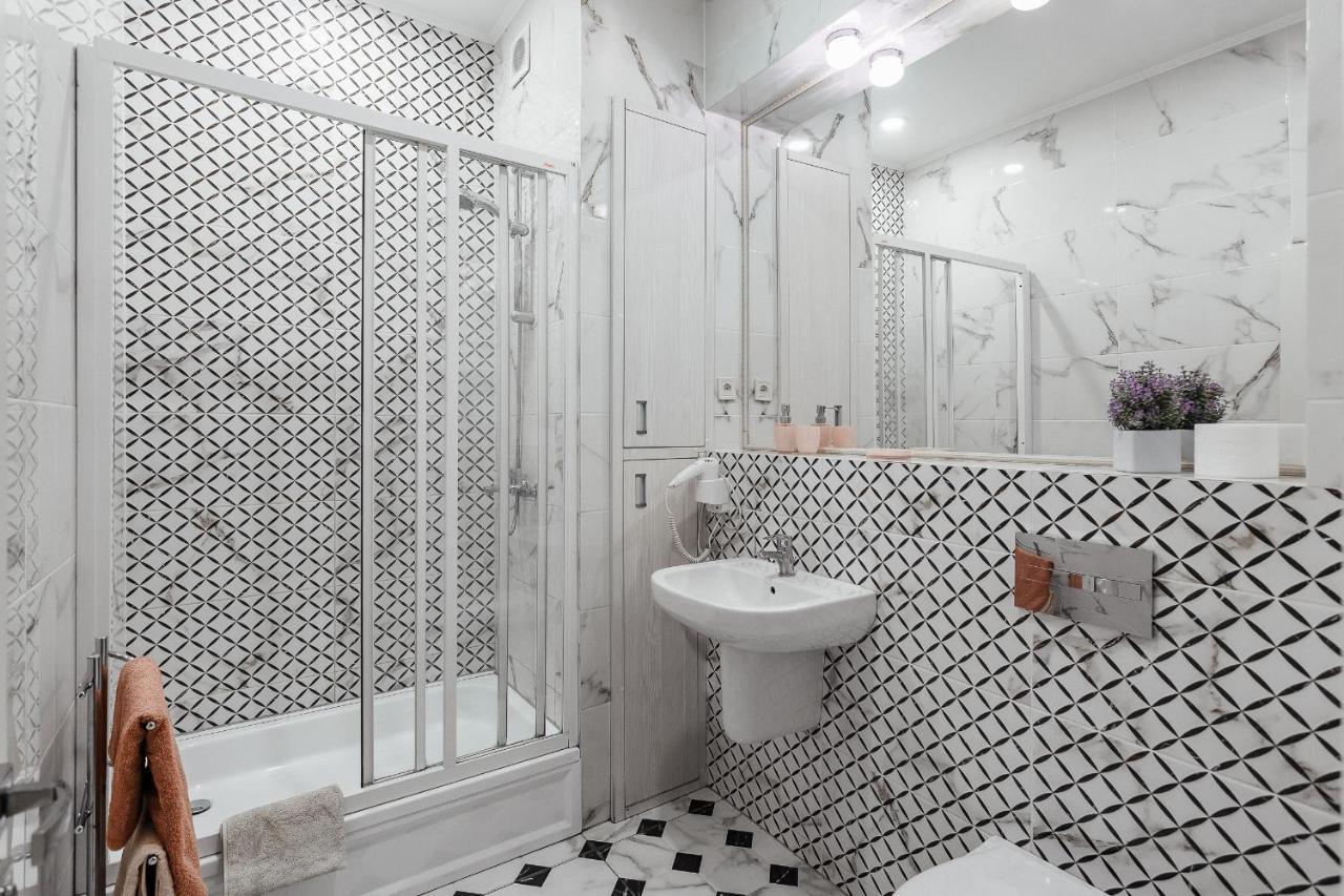 New 2 Bedrooms On Deribasovskay Str *